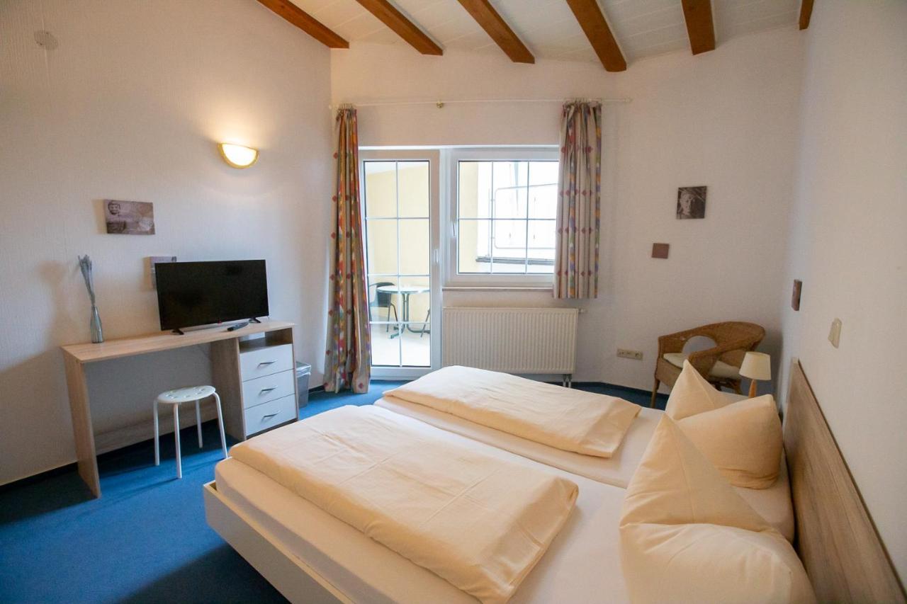 Hotel Schlosshof Dolgesheim ภายนอก รูปภาพ