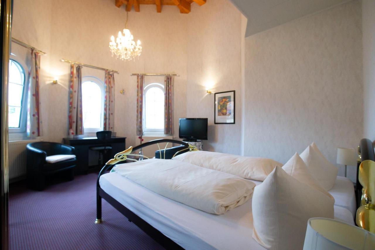 Hotel Schlosshof Dolgesheim ภายนอก รูปภาพ