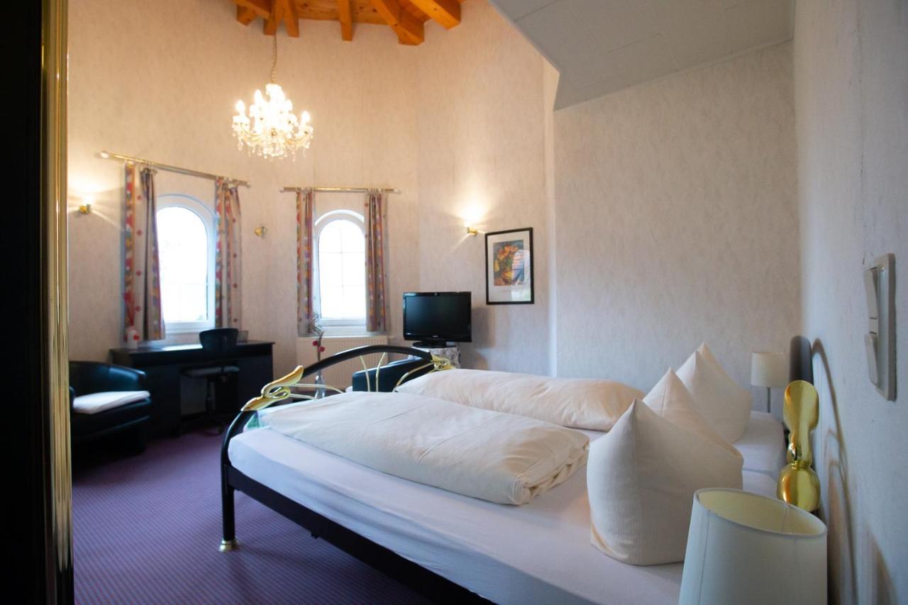 Hotel Schlosshof Dolgesheim ภายนอก รูปภาพ