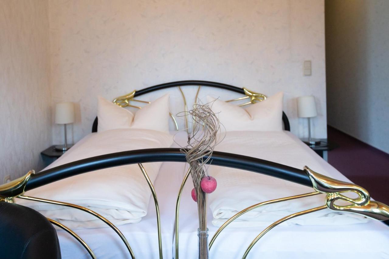 Hotel Schlosshof Dolgesheim ภายนอก รูปภาพ