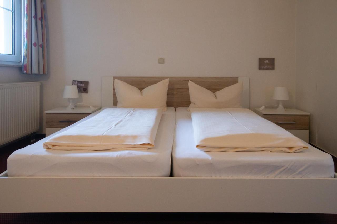 Hotel Schlosshof Dolgesheim ภายนอก รูปภาพ