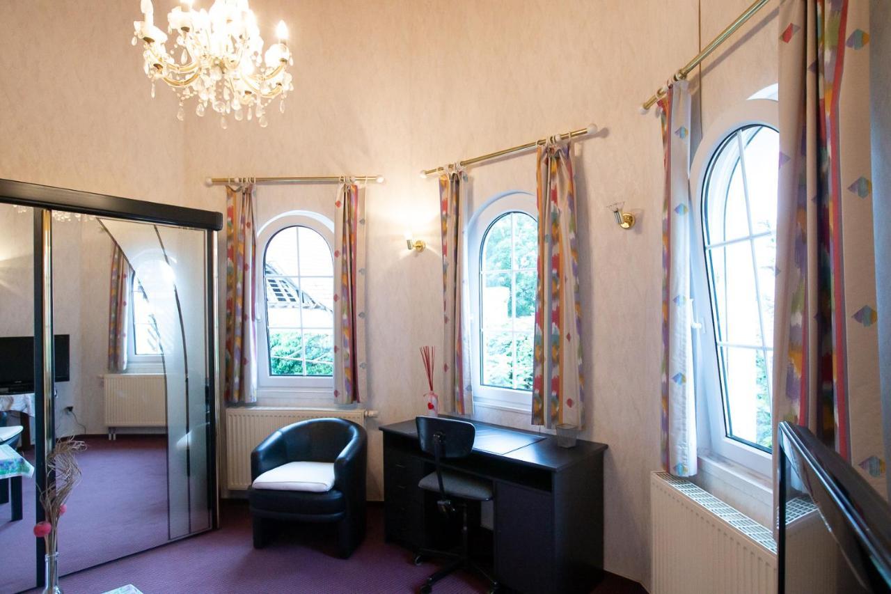 Hotel Schlosshof Dolgesheim ภายนอก รูปภาพ