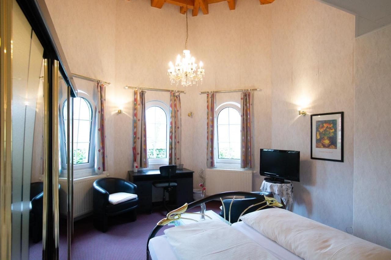 Hotel Schlosshof Dolgesheim ภายนอก รูปภาพ