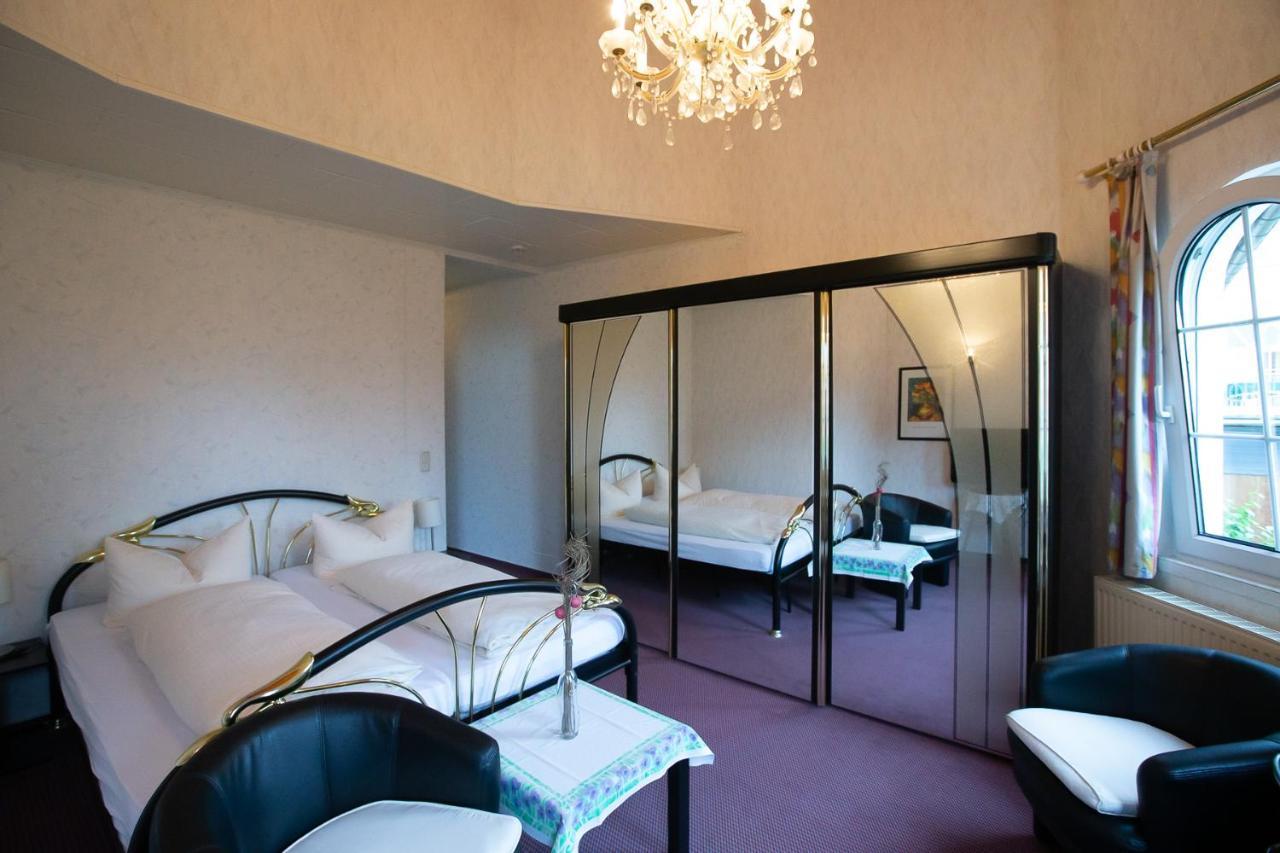 Hotel Schlosshof Dolgesheim ภายนอก รูปภาพ