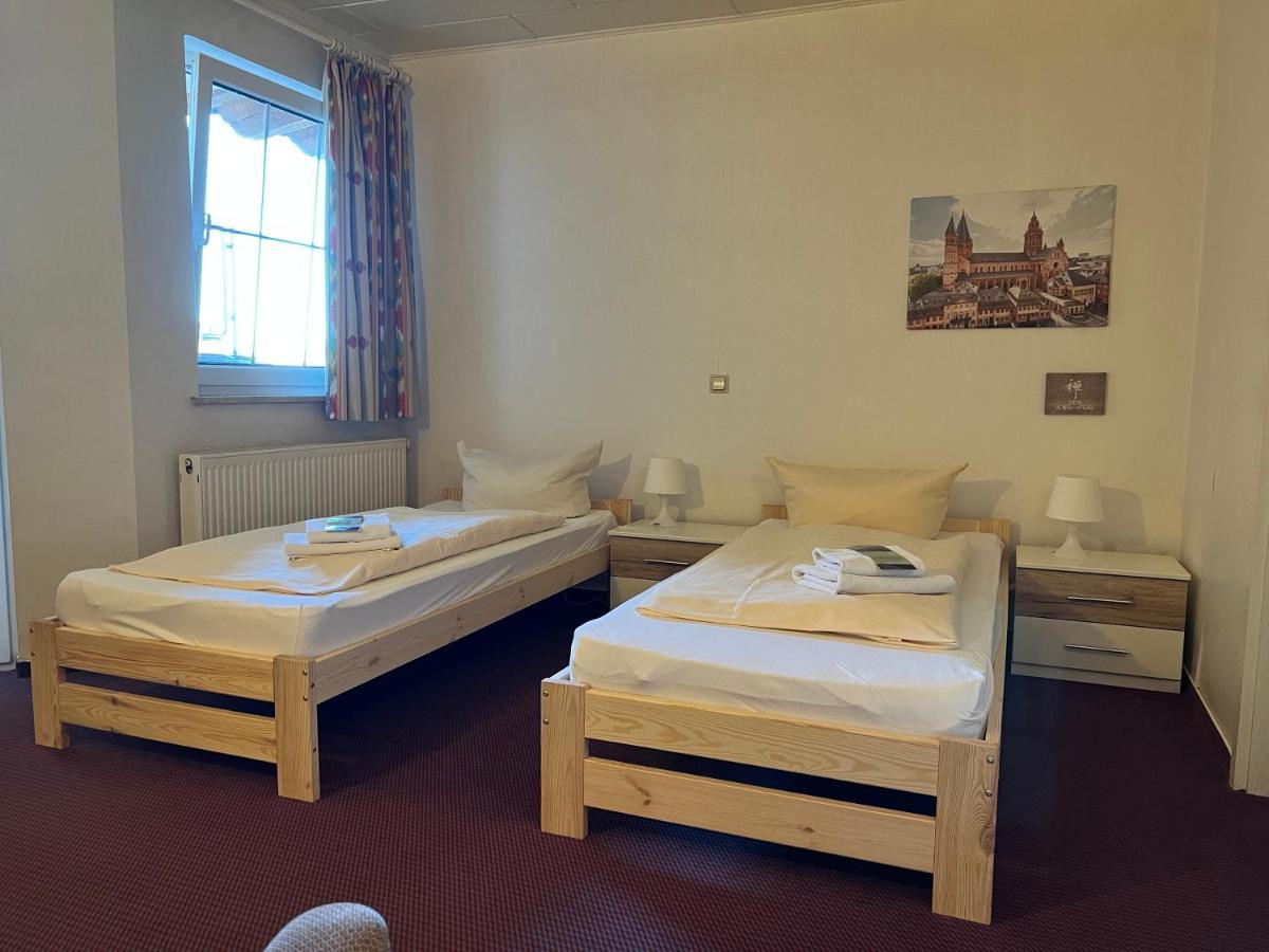 Hotel Schlosshof Dolgesheim ภายนอก รูปภาพ